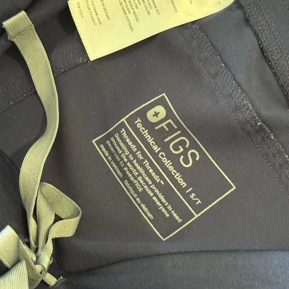 FIGS Kade Cargo Scrub Pants in Navy Blue (S-Tall) - Picture 6 of 6